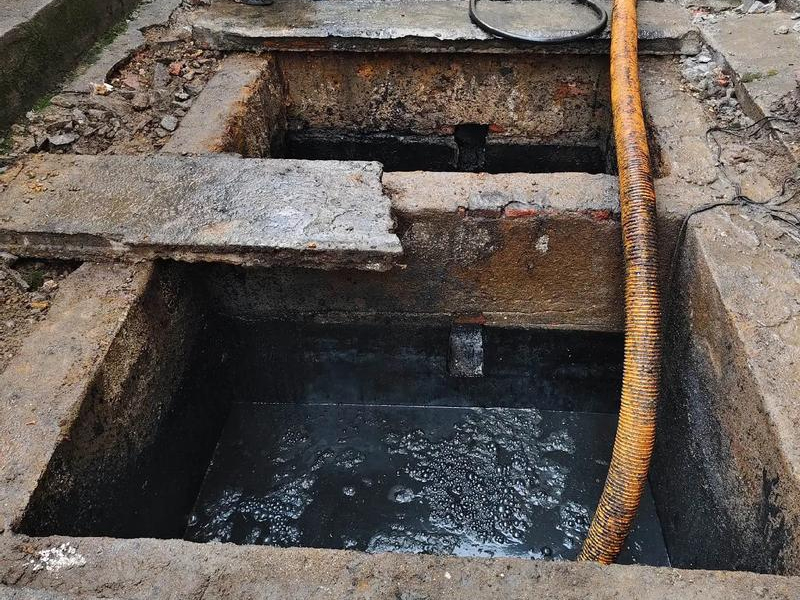 锁二清理化粪池